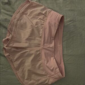 Lululemon - women’s hotty hot shorts 2.5”